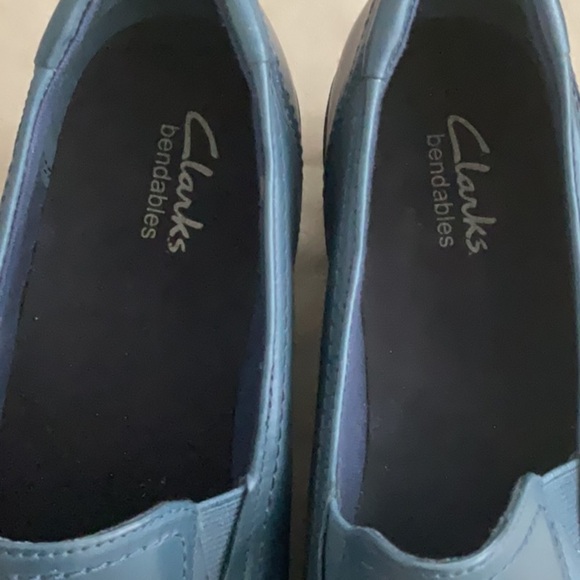 Clarks Blue Leather Slip-On Shoes bendables - Picture 2 of 6